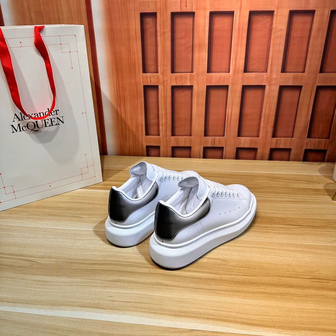 👟👟Ex-factory price 540👟👟 Professional McQueen factory. Top version. Couple style👫 Alexander McQUEEN high version has been upgraded to the highest quality again✅ 💪McQueen Spring, Summer, Autumn and Winter Top version Purchasing level✅ Recruiting national online and offline agents to join🤝 🏆Fabric: Top-grade silk leather imported from Italy, high texture, water-resistant and non-discoloring 🏆Inner: ️Grade A water-dyed sheepskin imported from Italy is dirt-resistant, sweat-absorbent, breathable and comfortable... The heel is embossed with high temperature convex and concave. 🏆 Foot pads: top-grade Italian super-soft cowhide leather 🏆 Outsole: PU original green transparent counter 1:1 🏆 Shoe box: original beige box. Plus white flip cover and double layer protection. Cloth bag, handbag. Certificate of 1:1 mold opening 4-piece set. Delivered with a pair of shoelaces. 🖕🏿🖕🏿🖕🏿You can choose any pair of shoelaces in any color of our factory. 🏆Code number: female 34-41. male 38-46. 🏆Special remarks (female size 34.40.41, male size 38.45.46 are customized and cannot be returned or exchanged) Please note when placing an order in Niuli! Win-win cooperation🤝